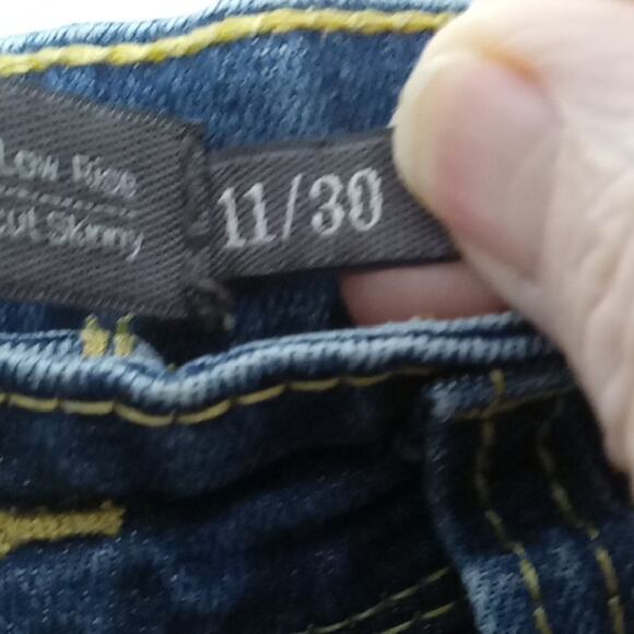 Levi Juniors 11/30 Demi Curve Low Rise Bootcut Skinny Classic Blue Jeans. Casual - Picture 3 of 9